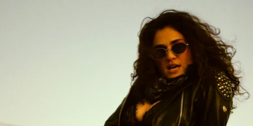 Solista trupei Timebelle   Runa   în videoclipul piesei $1 JPG