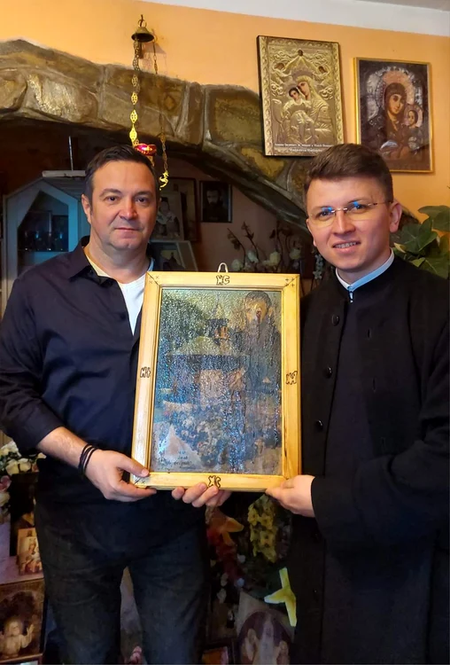 Daniel Buzdugan alături de preotul Vlad – Sergiu Sandu și icoana lăcrimândă FOTO Vlad – Sergiu Sandu