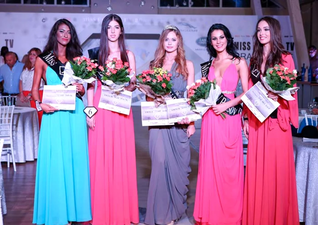 Timea Socol (mijloc) a câştigat Miss Fashion Tv Braşov 2015