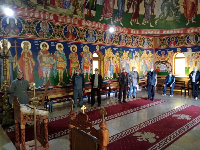 Slujbă în limbaj mimico-gestual la Biserica surzilor din Piteşti. Persoanele cu deficienţe de auz, invitate la o agapă frăţească