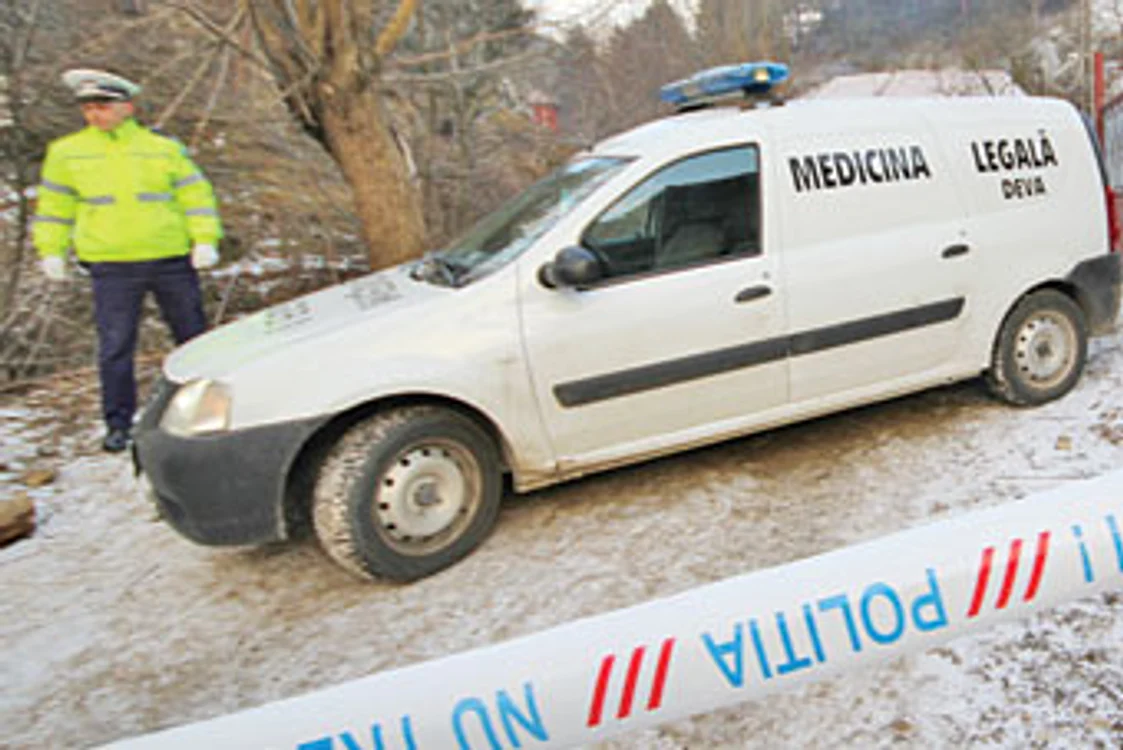 Cadavrul fetei a fost descoperit de un trecător, care a anunţat poliţia