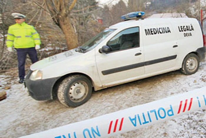 Cadavrul fetei a fost descoperit de un trecător, care a anunţat poliţia