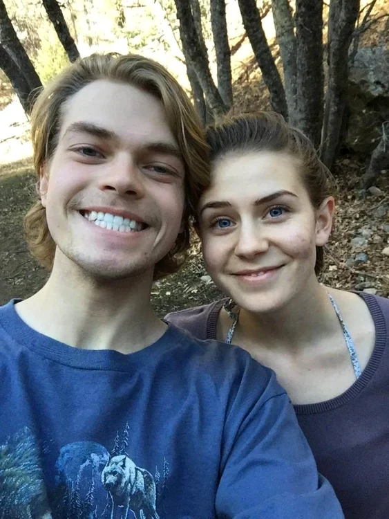 Tânărul şi fosta colegă de gradiniţă formează acum un cuplu