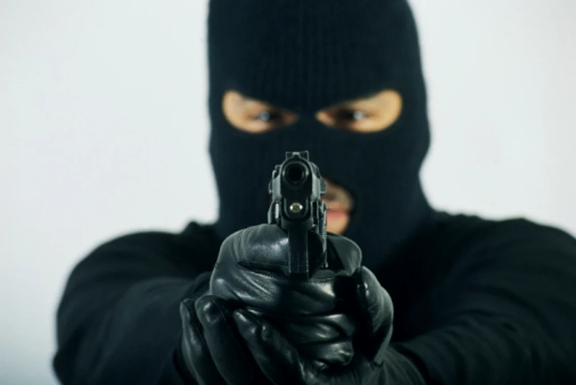 
    Infractorii au fugit cu bijuteriile către Parisfoto: sfexaminer.com  