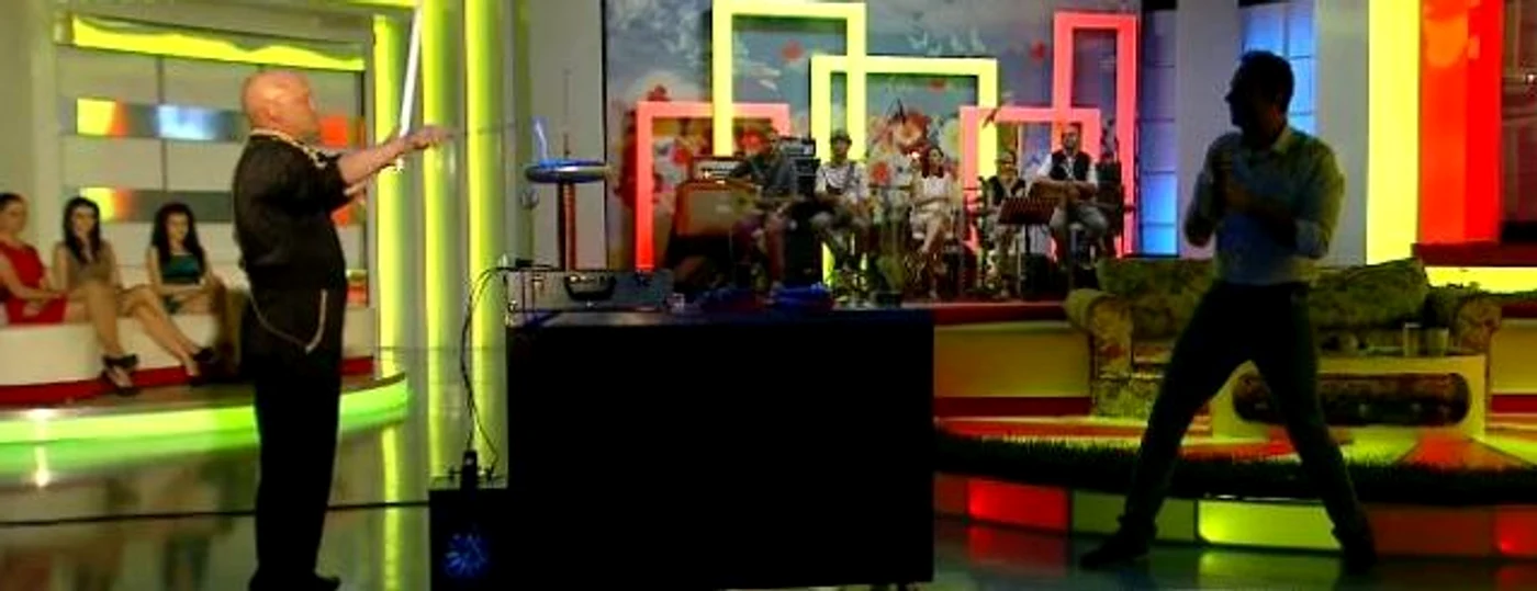 Cătălin Măruţă s-a cam temut de apropierea de omul- baterie (captură: Pro TV)