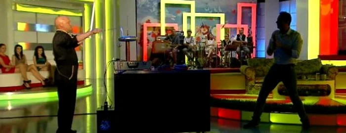 Cătălin Măruţă s-a cam temut de apropierea de omul- baterie (captură: Pro TV)