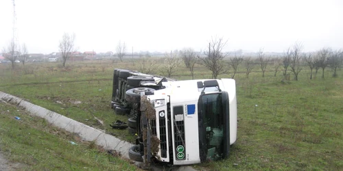 TIR răsturnat pe centura Lugojului