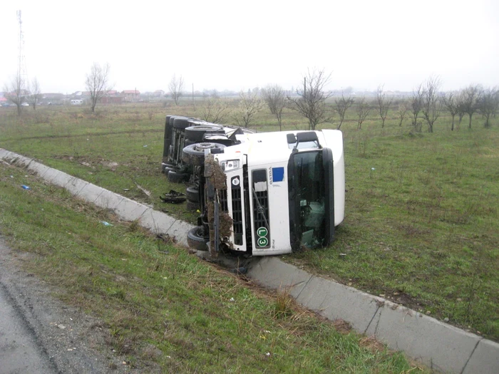 Auto-cisterna a "parcat" pe marginea drumului Foto: redesteptarea.ro