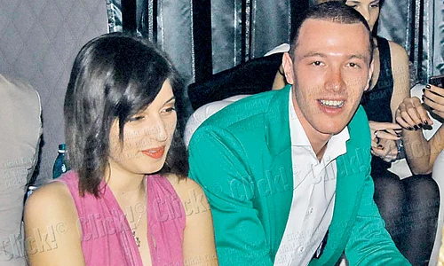 Ştefan are  lipici la fete,  mai ales că  sora sa  e vedetă jpeg