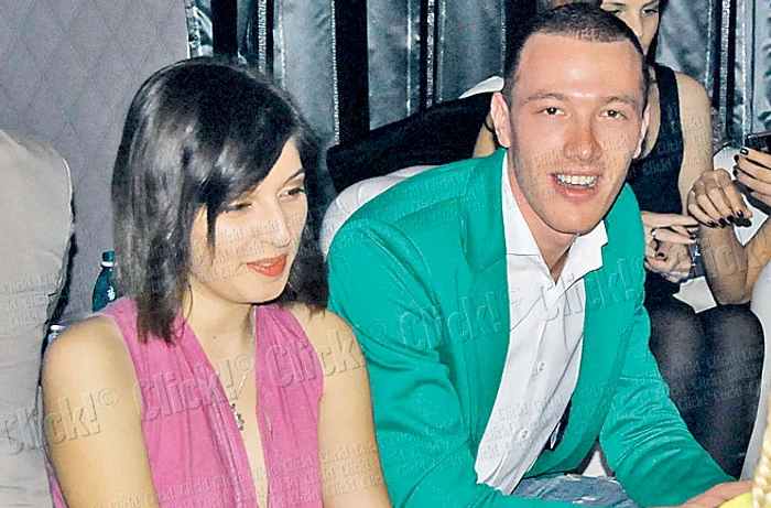 Ştefan are lipici la fete, mai ales că sora sa e vedetă