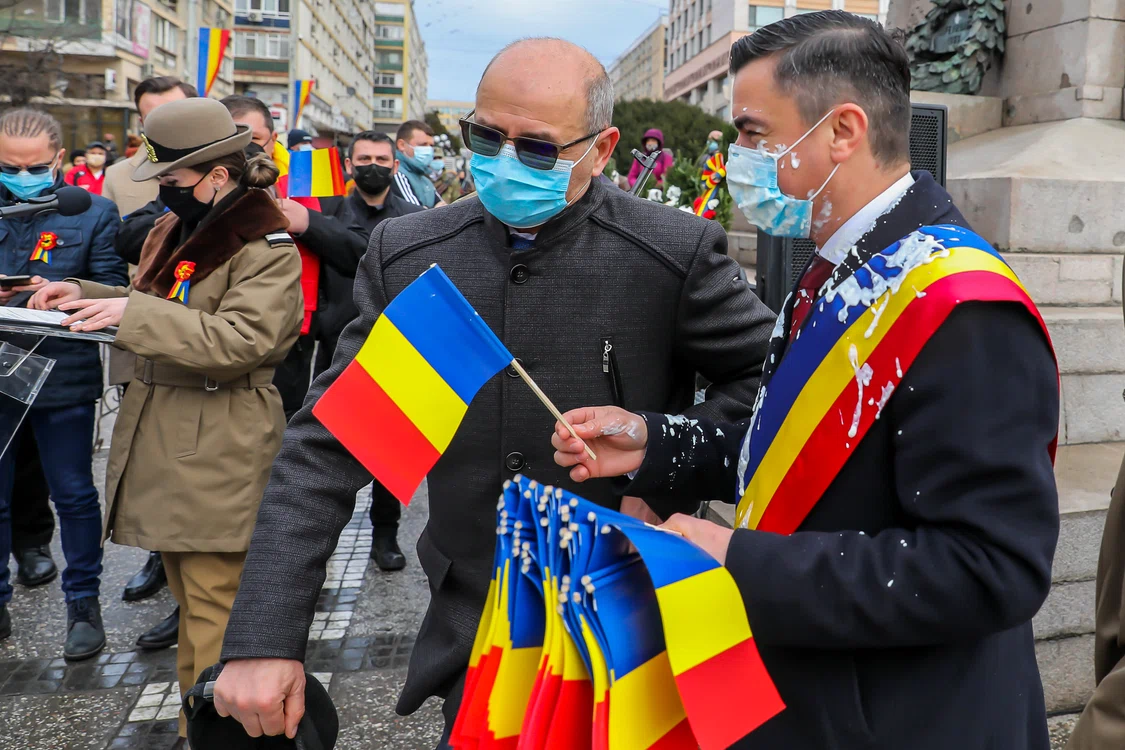 
    Primarul Mihai Chirica a fost atacat, duminică, de un protestatar în timpul manifestărilor din Piaţa Unirii din IaşiFOTO Inquam Photos / Liviu Chirica  