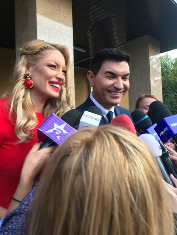 Cei doi proaspăt însurăței sunt extrem de fericiți 