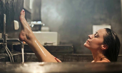 picioarele spalate la dus jpg