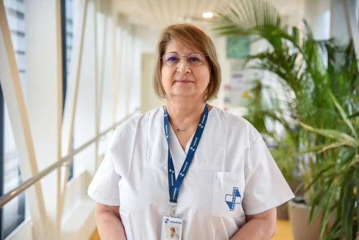 Dr. Rodica Niculescu purtând un halat alb la Sanador