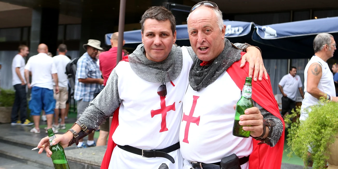 Suporterii britanici au dovedit că au mereu berea lipită de mână