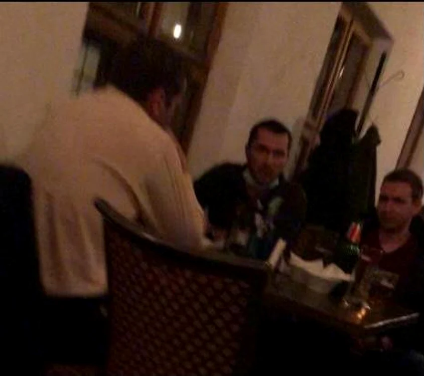 Fotografie
 apărută în presă cu comisarul-şef Gavriş şi nişte prieteni procurori 
„consumând alcool” la restaurant, conform acuzaţiilor aduse de Poliţie.