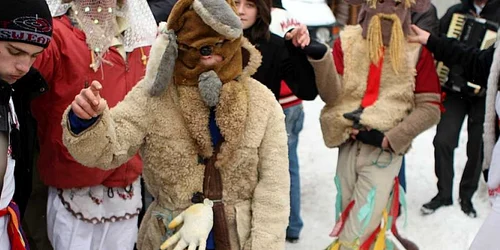 Cei mascaţi au adunat bucate pentru petrecerea de seară, Foto: Bogdan Crăciun
