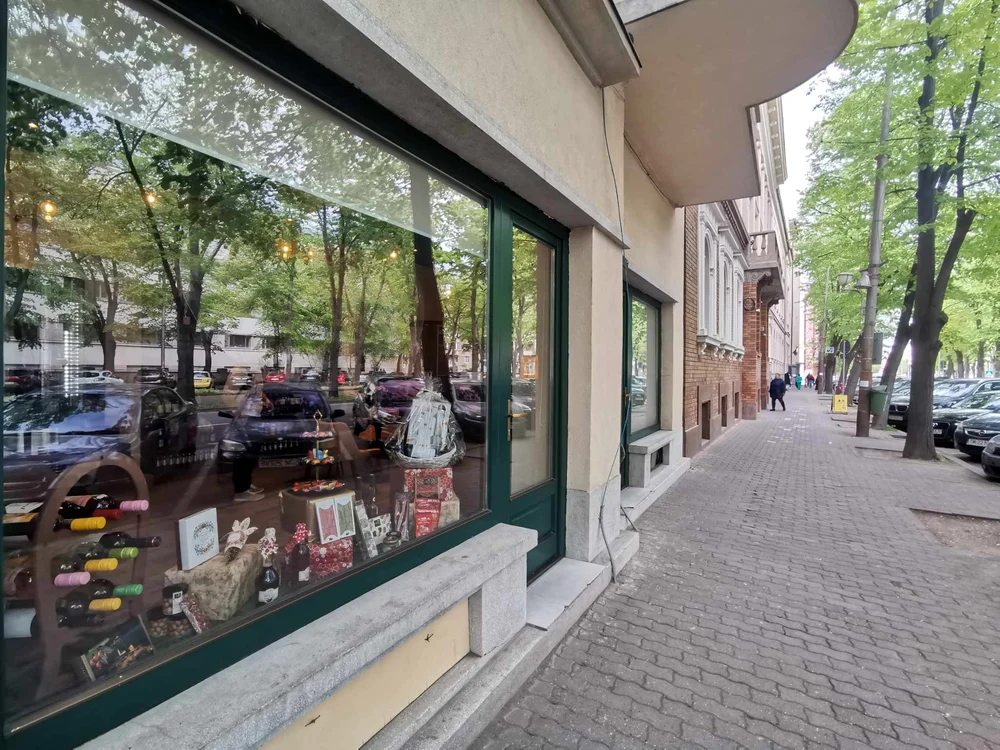 Băcănie, cafenea și librăriei la Casa Maghiară FOTO Ștefan Both