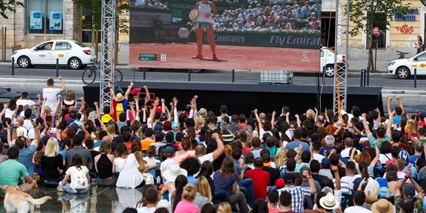 clujeni uitandu se la meciul simonei halep foto emil boc/facebook