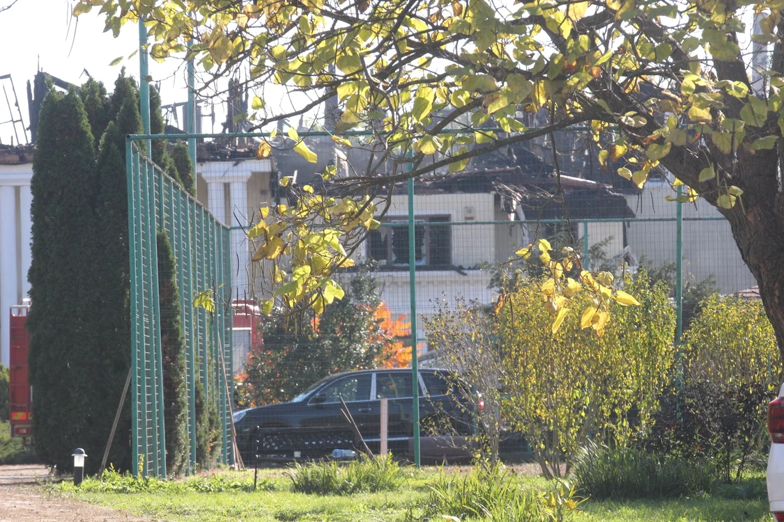 Pompierii nu au reușit să stingă focul nici la 12 ore după izbucnirea incendiului