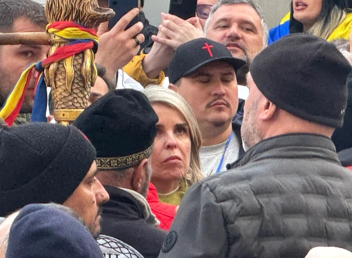 Cristela Georgescu, înconjurată de bodyguarzi FOTO: Adevărul/Maria Dinu