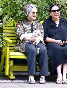 Kelly Osbourne assise sur un banc avec son chien et une amie dans la quartier de Tribeca à New York jpeg