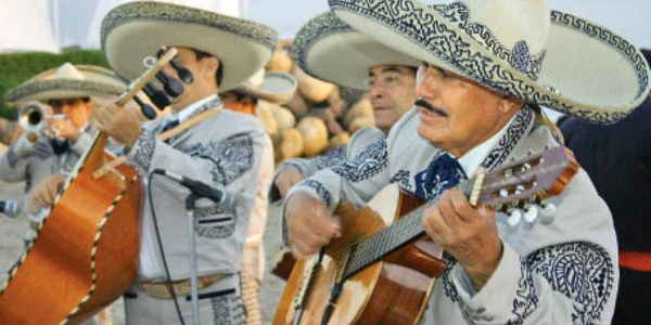 Chitara e un instrument obligatoriu în trupele de muzică mariachi