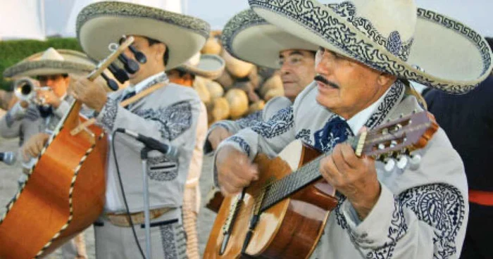 Chitara e un instrument obligatoriu în trupele de muzică mariachi