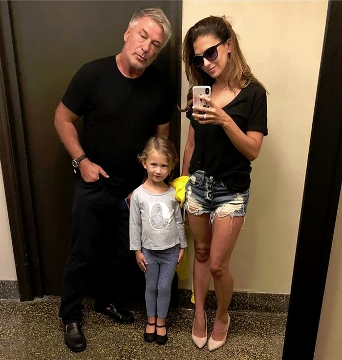 Alec şi Hilaria s-au pozat cu Carmen, în prima ei zi de grădiniţă