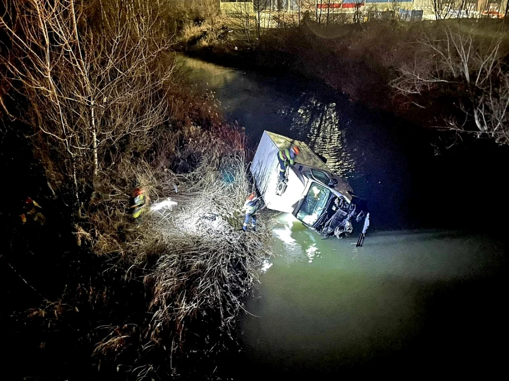 Autoutilitară căzută în Ciorogârla foto: ISU Giurgiu