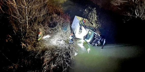 autoutilitara cazuta in ciorogarla foto isu giurgiu
