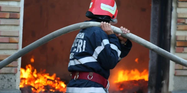 Sase autospeciale participa la stingerea incendiului de la o fabrică de vopseluri din Budesti-Vâlcea
