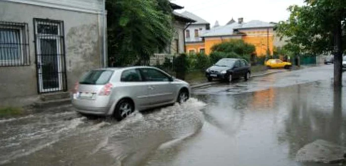 Slatina: Ploaia a transformat străzile în lacuri