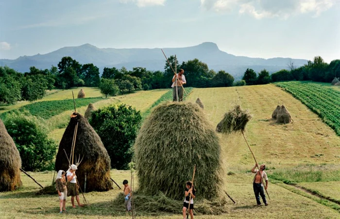 Familie din Maramureş la făcutul fânului  FOTO: imagine de pe coperta revista National Geographic