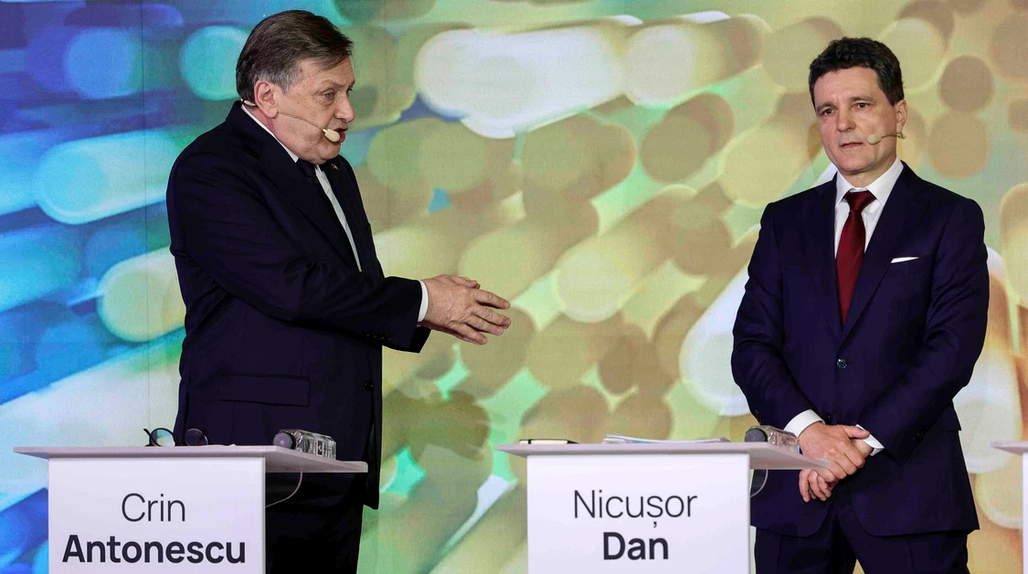 Crin Antonescu și Nicușor Dan, în timpul dezbaterii din 2025 de la alegerile prezidențiale