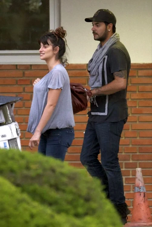 Penelope Cruz şi fratele ei, Eduardo, şi-au vizitat sora proaspăt mămică, la un spital din Madrid. (Foto: Hepta)