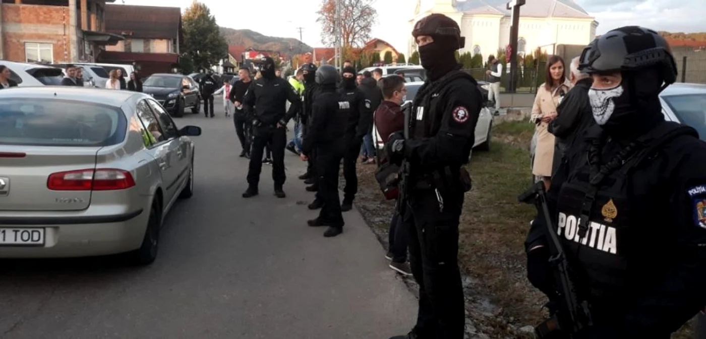Poliţiştii au intervenit după ce în faţa unei secţii de votare s-a format aglomeraţie