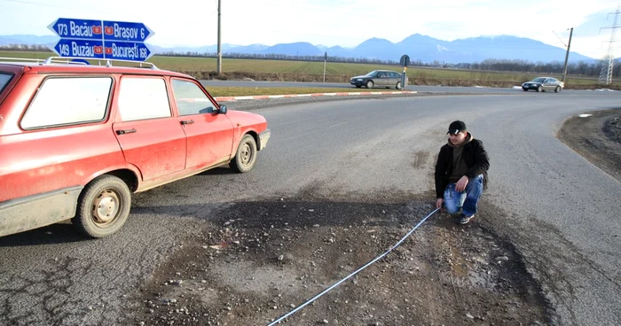 Una dintre groapile de pe ocolitoare are diametrul de pestre trei metri Foto: Bogdan Crăciun