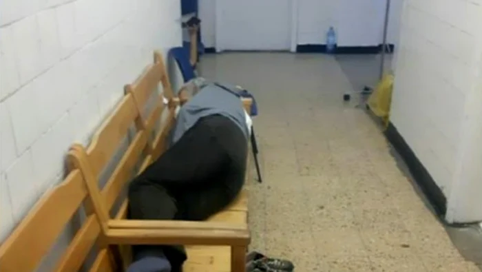 Pacient care doarme pe holul Spitalului Județean din Ploiești