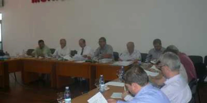 Primarul Victor Drăguşin a avut o discuţie mai aprinsă cu Florin Titirişcă foto: Claudiu Dumitrache