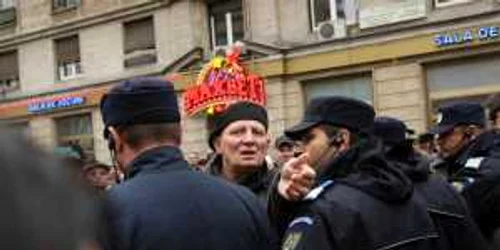 Revoluționarii protestatari s-au îmbrâncit cu forțele de ordine