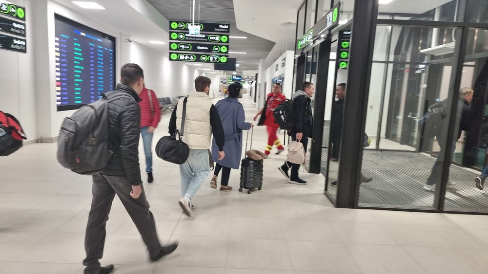 Moment unic pe Aeroportul Iași, în ziua istorică a intrării României în Air Schengen. Călătorii, întâmpinați cu o surpriză