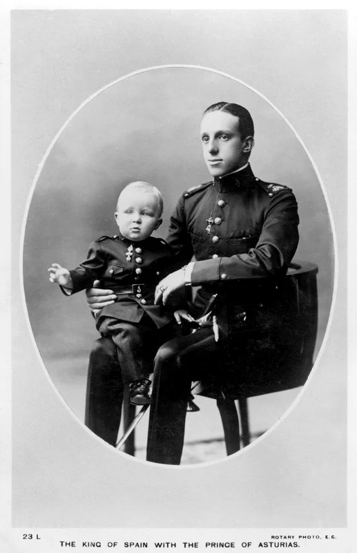 Prințul Alfonso de Bourbon și tatăl său, Regele Alfonso al XIII-lea al Spaniei. FOTO: Profimedia