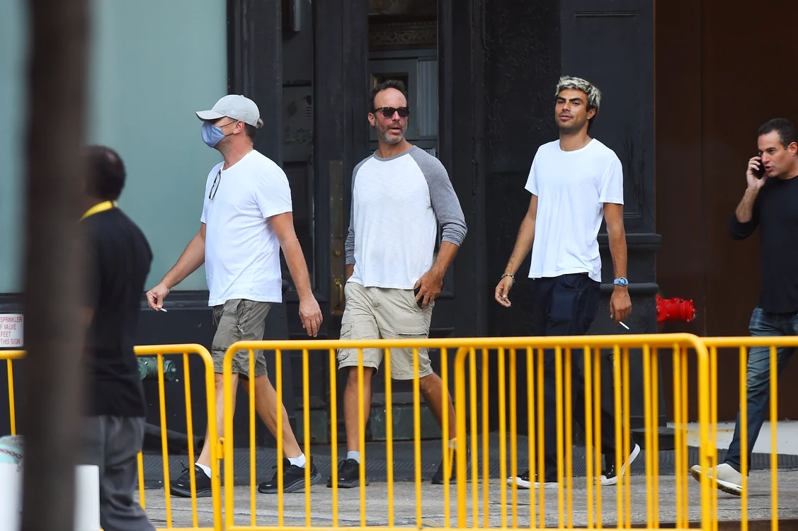 Leonardo DiCaprio, camuflat și alături de prieteni, prin New York. Foto: Profimedia