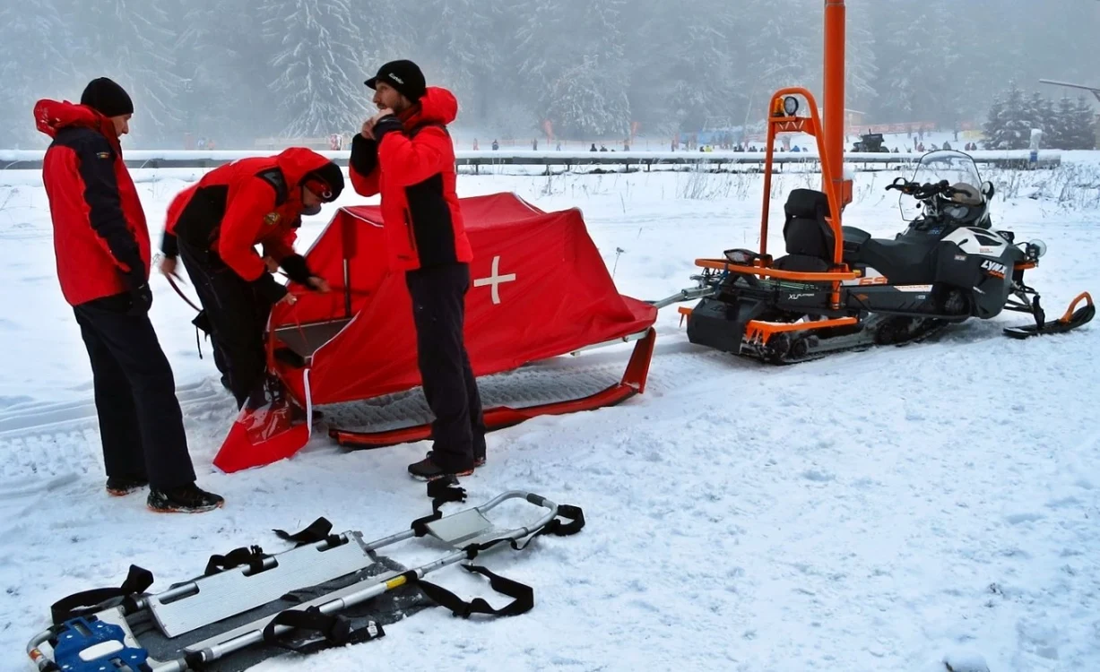 Turistul a fost coborât de pe munte de salvamonişti şi transportat apoi la spital. FOTOSalvamont.
