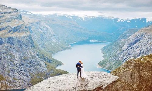 Tim şi Kylie Healy, romantism la înălţime în Trolltunga, Norvegia jpeg