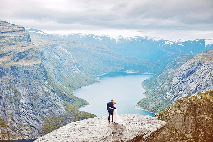 Tim şi Kylie Healy, romantism la înălţime în Trolltunga, Norvegia