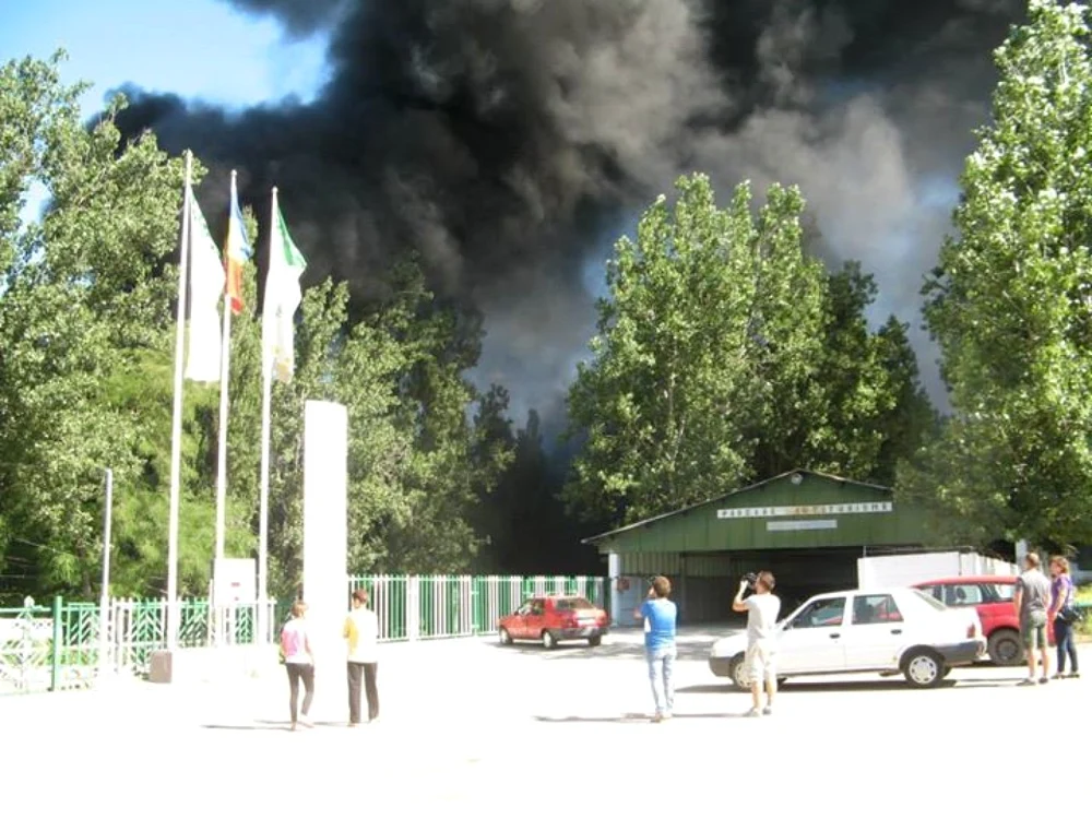 Fabrica de ciment de la Chişcădaga, în timpul unui incendiu la depozitul de deşeuri