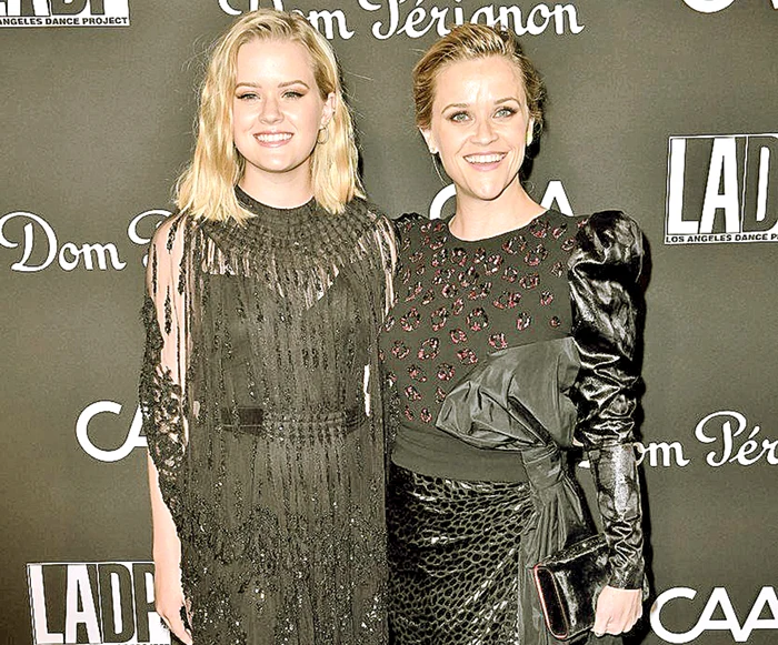 
    Reese  Witherspoon  (43 de ani)  şi fiica ei  (19 ani), Ava  Phillippe, se  îmbracă la fel   
