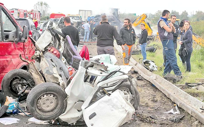 Supravieţuitorii s-au chinuit ore în şir să-i scoată pe răniţi din maşini